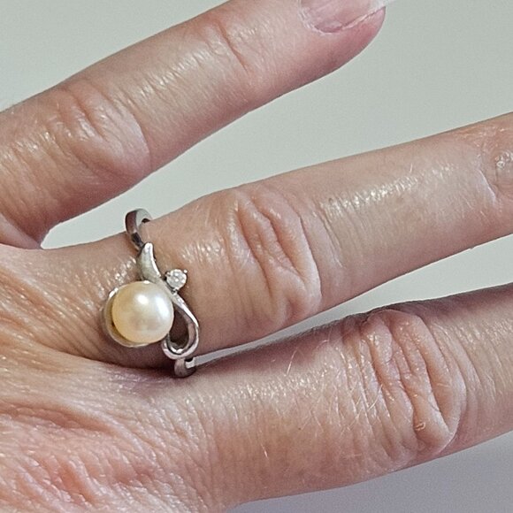 Vantel Pearls Ribbon of Hope ring - Picture 2 of 11